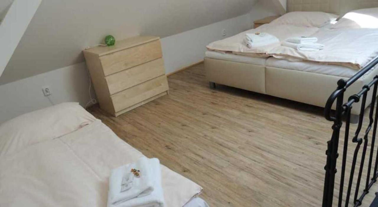 Hotel Hospodarsky Dvur Bohuslavice テルチ エクステリア 写真