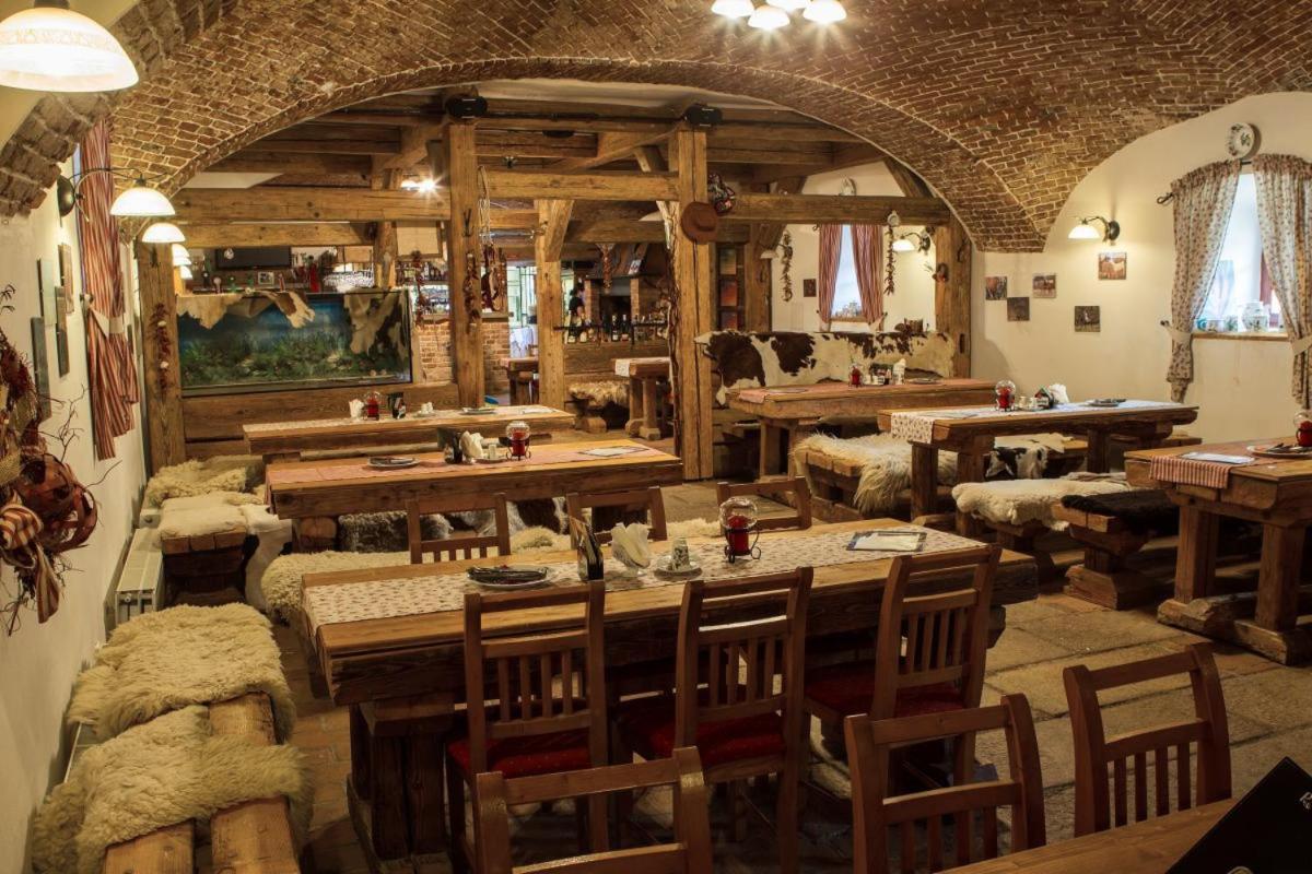 Hotel Hospodarsky Dvur Bohuslavice テルチ エクステリア 写真